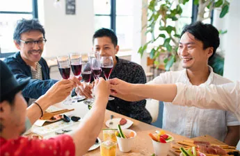 世服宏图中国（上海、北京）共享办公空间中，客户于休闲区畅饮交流，体现轻松且专业的办公文化。