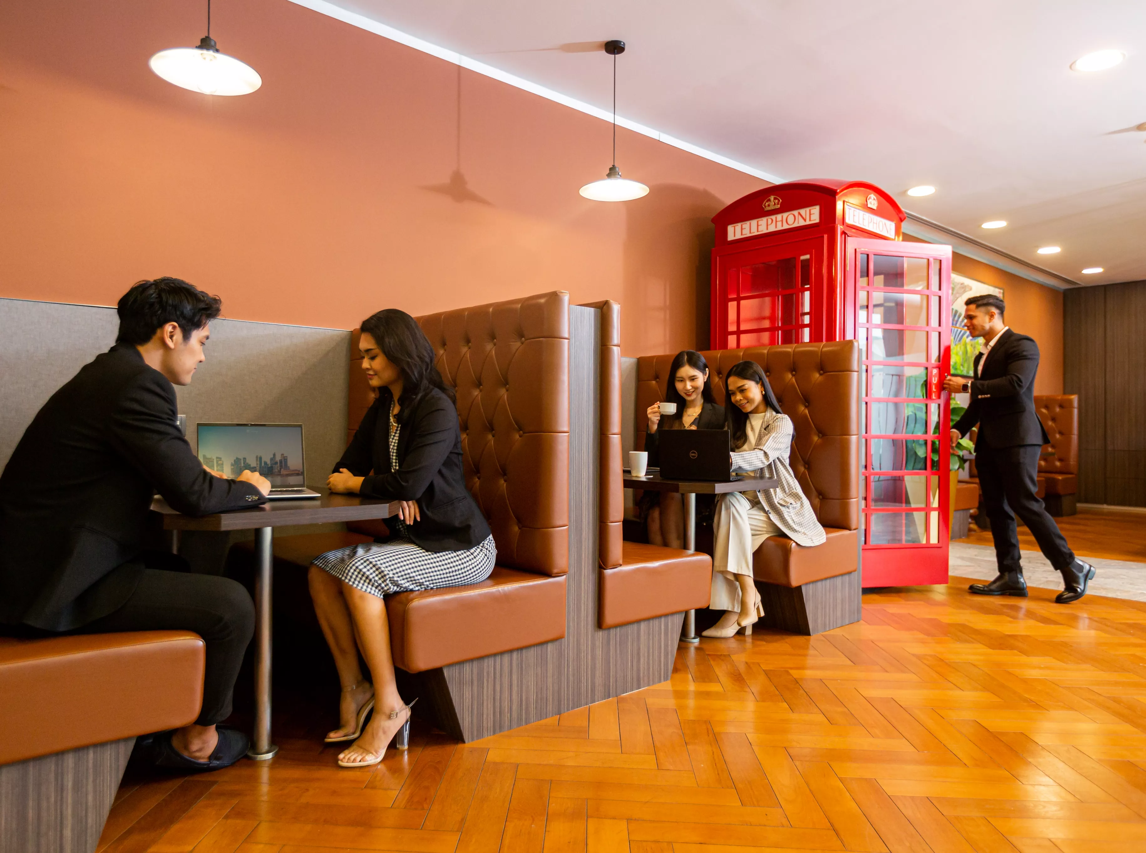 A virtual office at Williams Tower, Houston, where clients enjoy the premium atmosphere and professional support.